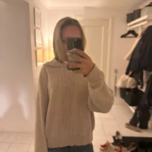 Stickad hoodie  - Säljer denna stickade hoddien, så snygg! Inga defekter eller sånt💕