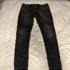 Gant jeans  - Tjena, säljer ett par Gant jeans i modellen slim fit dom är riktigt skön och sitter ganska tajt jag skulle säga att dom passar folk som är runt 160 cm, skick 9/10 är lite använda, hör av dig vid minsta frågan😃