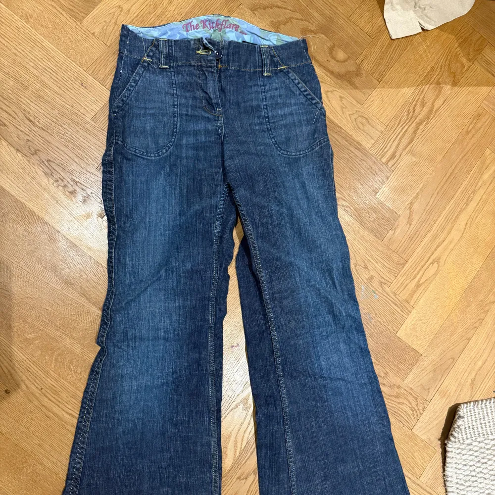 Super snygga jeans. Tyvärr lite korta för mig! Har sytt in dem i midjan så de ska sitta lite tajtare. Jeans & Byxor.