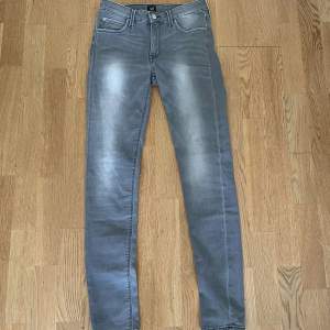 Jeans från Lee i bra skick!(enligt bilderna). De passar skinny/slim. Hör av dig vid minsta lilla fråga🙌