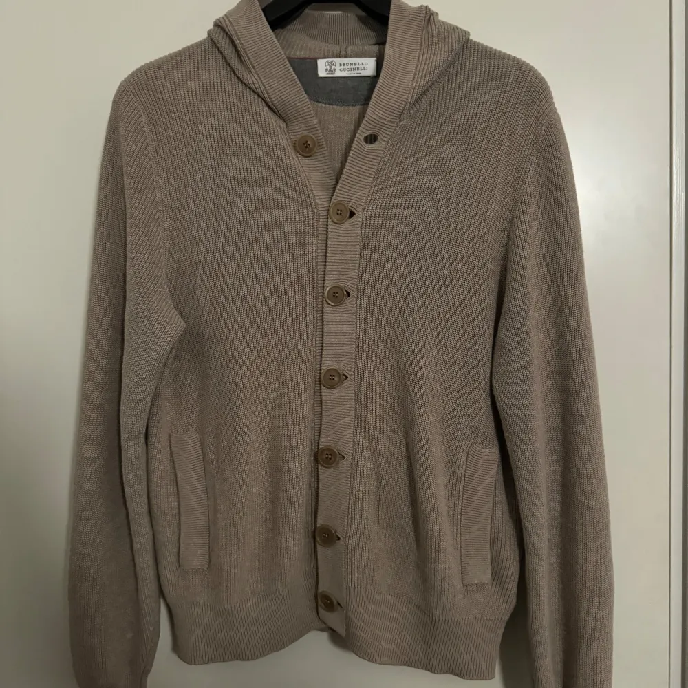 Brunello Cucinelli Cardigan i storlek 46. Mycket fint skick, nypris runt 25k. Tröjor & Koftor.