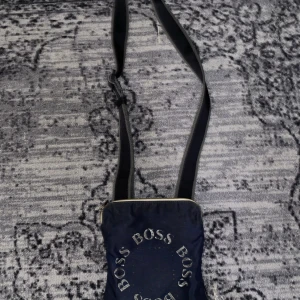 Hugo boss väska - Har skaffat en ny väska. Priset kan diskuteras vid snabb affär.