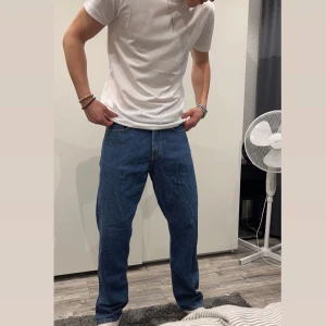 Jeans - Snygga jeans från H&M i jätte bra skick. Modellen är baggy/raka. Killen på bilden är 184 cm. 