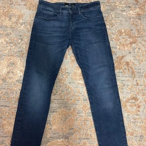 Hugo boss jeans  - Ska sälja min boss jeans pga storlek o de sitter tajt på mig, har använt den knappt  typ 3 eller 4 gånger men de ser ut som ny, Den är i mkt bra skick!  Storlek: 32/32   Hör av er 