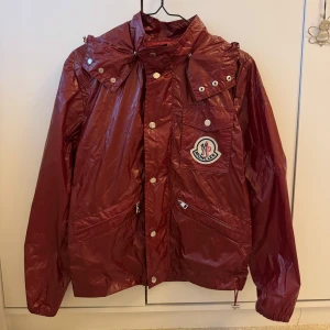 Moncler jacka - Jacka från moncler i storlek 0 (motsvarar xs/s ungefär). I tunnt fint material lite som en regn-/vindjacka❤️ Vintage och har därav ej qr-koden, men självklart äkta. Köpt på Vestiaire Collective