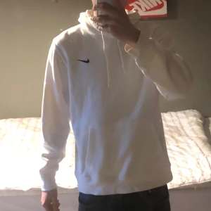Vit Nike hoodie - Vit Nike hoodie i nyskick. Använd ett fåtal gånger. Storleken är L men den är ganska liten i storlek. Skulle säga M/L Bara skriva för frågor