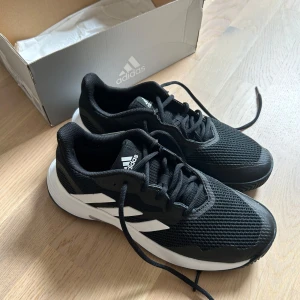 Padelskor Adidas CourtJam Control (Dam) - Använda vid ett tillfälle! Jättefint skick, som nya. Stl 39 1/3. Skickas i orginalkartong. 
