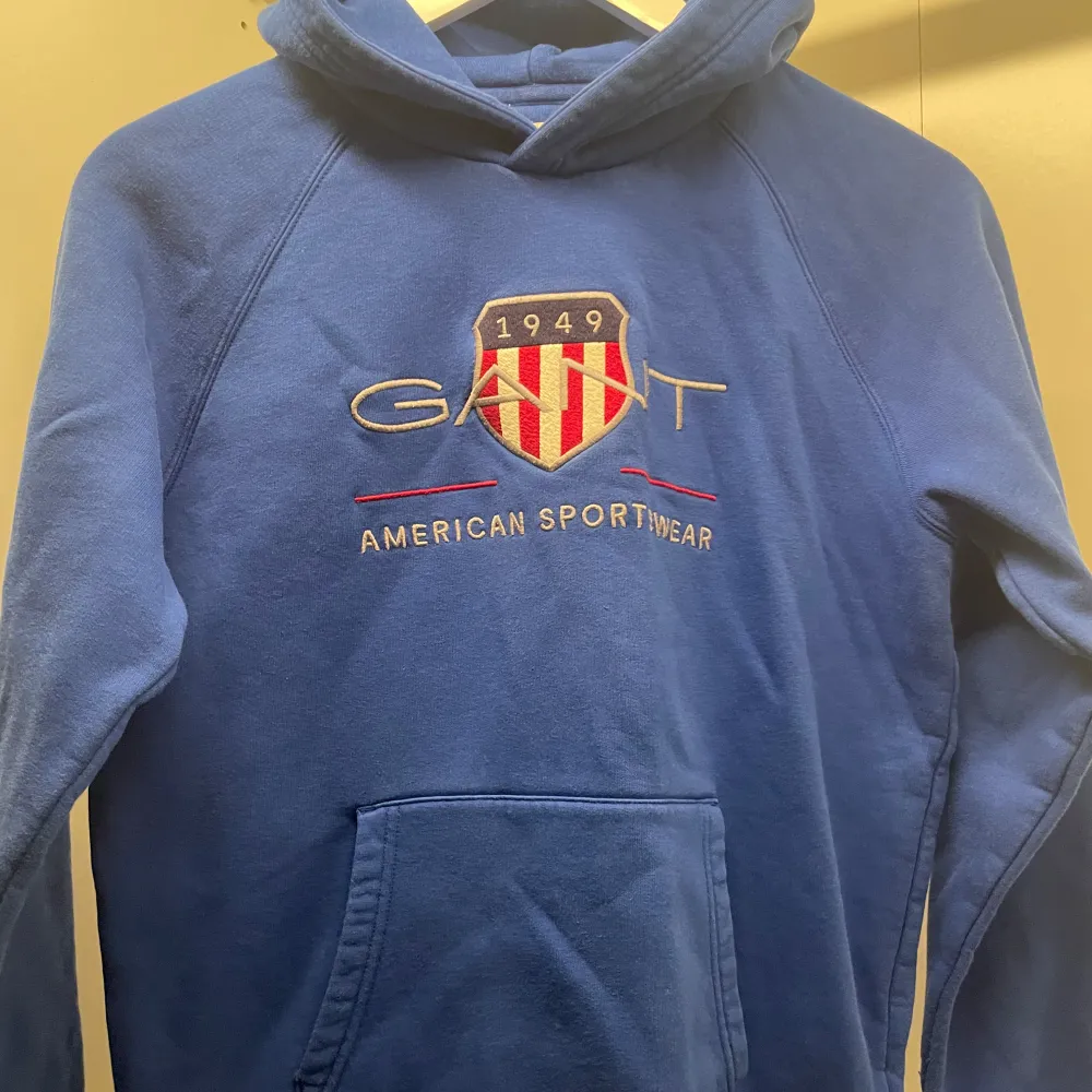 Blå hoodie av Gant Stl 170. Hoodies.