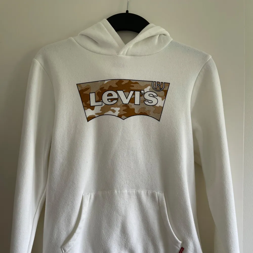 En vit fin Levi’s hoddie. Inga fläckar alls endast något nopprig från tvätten som man enkelt kan få bort med rakhyvel. Säljer den ändån billigt pga detta. Hoodies.