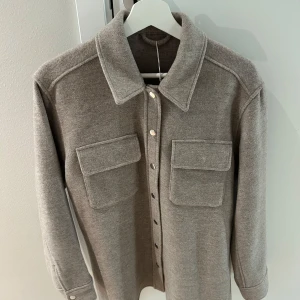 Overshirt från Other&Stories (ullmix) - Helt ny med lappar kvar! Stl 34 (lite stor i storleken så skulle säga att det motsvarar en S)