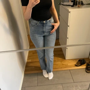 Blå jeans från Vero Moda - Säljer ett par snygga blå jeans från Vero Moda. De har en straight passform som ger en klassisk look. Perfekta för både vardag och fest! 🦋  De är i nyskick aldrig använda, säljer då jag har för mycket jeans i garderoben🌸💕 jag är 164 cm lång🌼