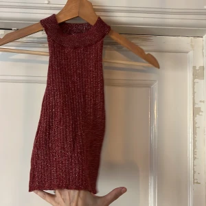 Ärmlös topp - Vinröd med silverlitter i.