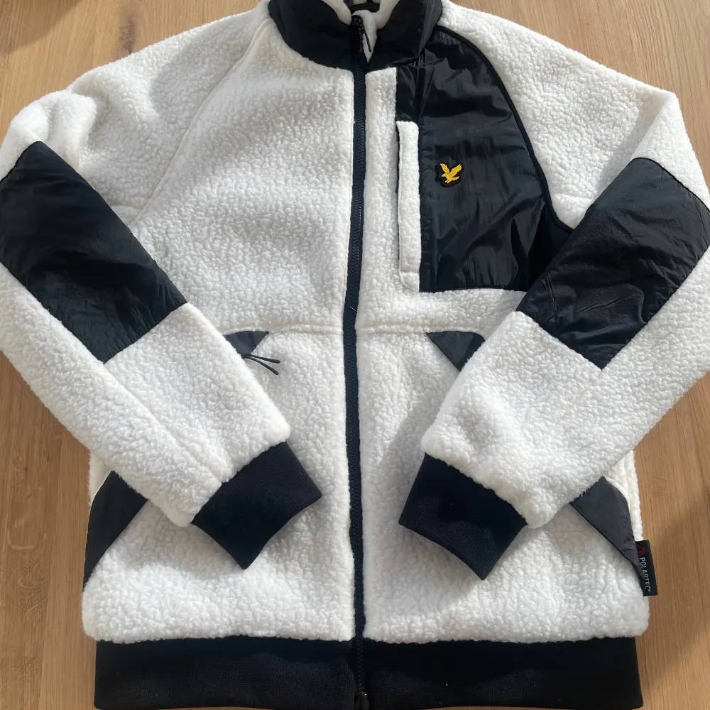 Säljer en lyle&scott jacka som är i nyskick och knappt använd. Det är storlek 16 y motsvarande XS. Pris kan diskuteras vid snabb affär!!. Jackor.