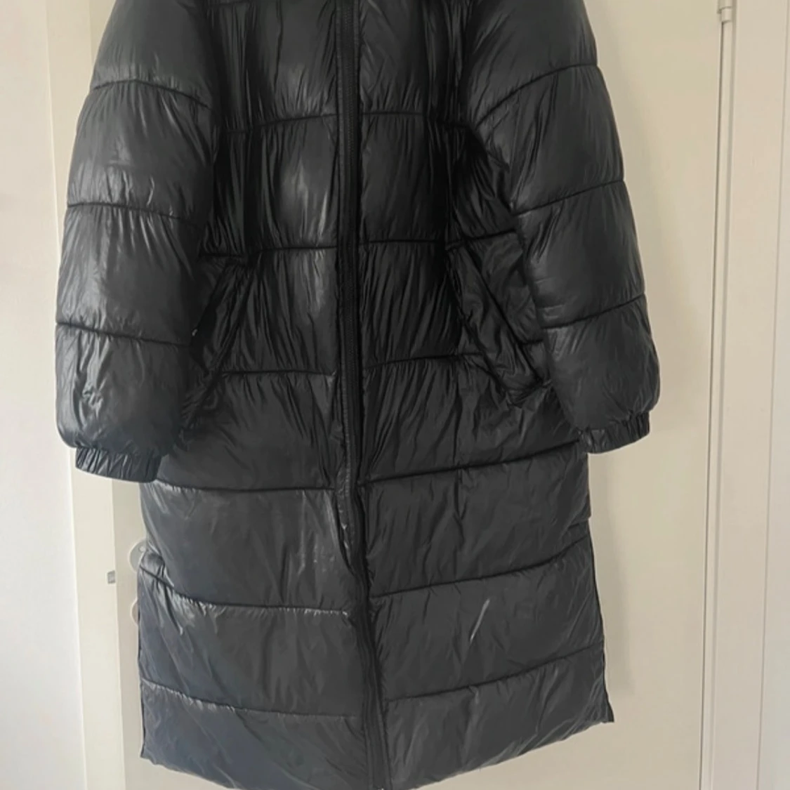 Svart glansig lång jacka - 90