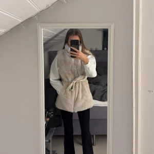 Helt ny pälsjacka  - Säljer en helt ny pälsjacka/ pälsväst med prislapp på då jag inte tycker att den faller mig i smaken helt rätt. Storlek XS Pris 500:- Aldrig använd, Helt ny! Vid frågor kontakta mig 🫶🏽