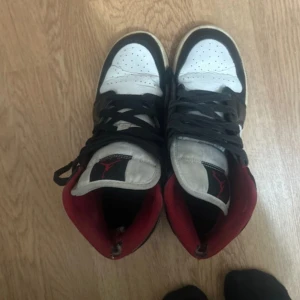 Jordans  - Säljer dessa på grund av att de är för små, har defekter där av priset 