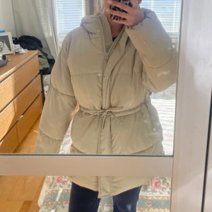 Pufferjacka - Beige i bra skick 