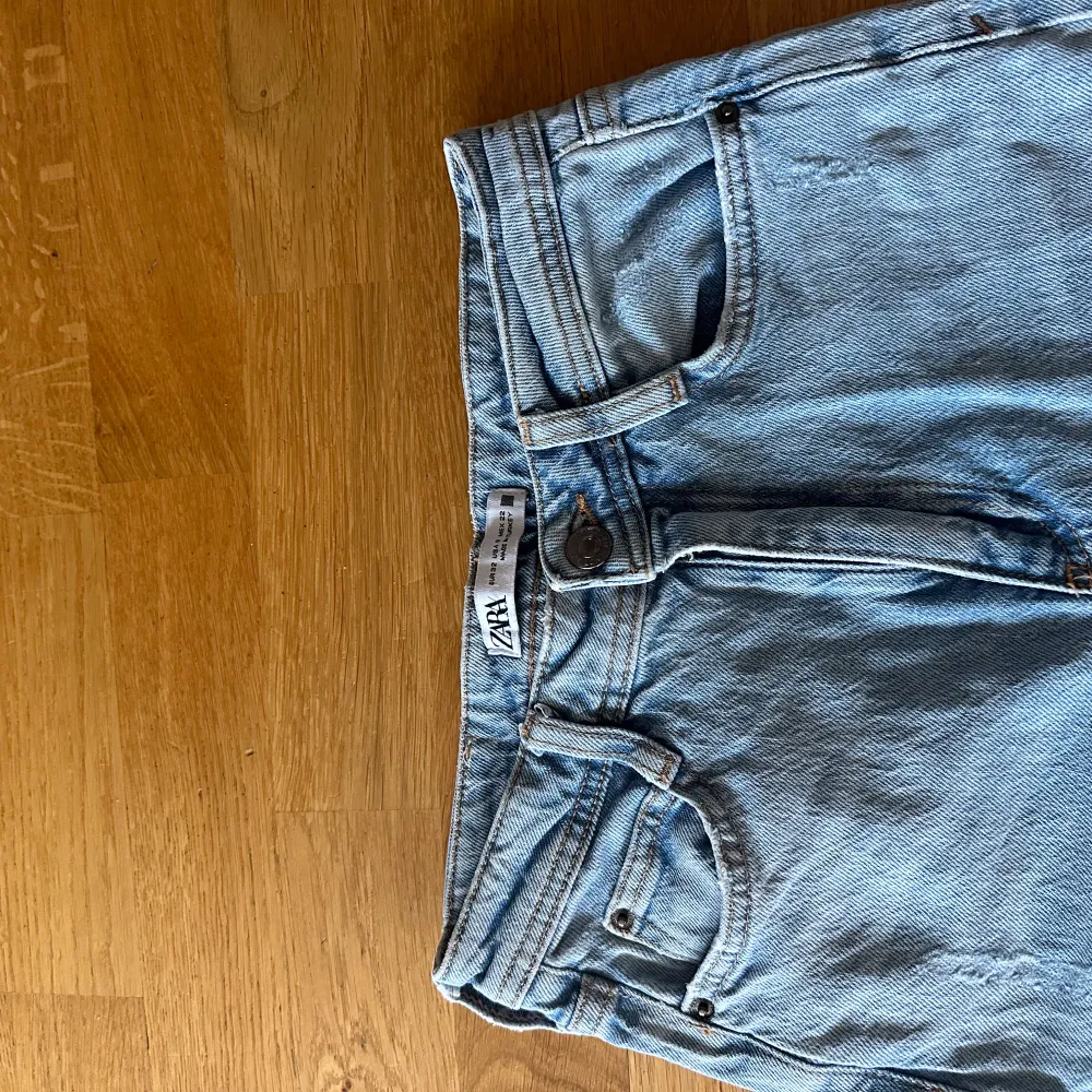 Ett par ljusblå jeans ifrån zara i st 32. Benen har en slits längst ner på innersidan. Väldigt fint skick nästan oanvända!  Nypris: 300 kr Säljprojekt: 100 kr. Jeans & Byxor.