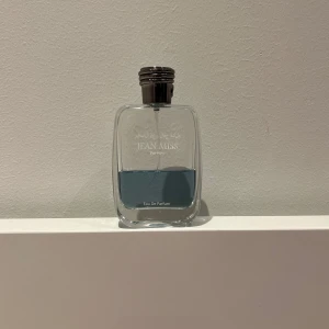 Jean Miss - Tja! Säljer nu en Jean Miss parfym. Det är en myclet eftertraktad parfym! Den passar perfekt nu inför vintern. 🤝Vid fårgor så är det bara att kontakta mig. 