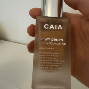 Caia foundation  - Caia dewy drops i färgen 30W. Aldrig använd utan endast testad på handen. Säljer då den är alldeles för mörk för mig💗