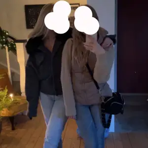 Väst från zara i jättefint skick. Nästa aldrig använd. Storlek xs beige.  Går att diskutera pris. 