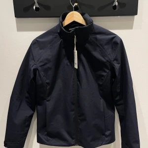 Svart jacka från Berkeley - Säljer en stilren svart jacka från Berkeley i storlek M. Jackan har en dragkedja framtill och är perfekt för höst och vår. Materialet är polyester, vilket gör den både lätt och bekväm. Passar perfekt för vardagsbruk eller en promenad i stan.