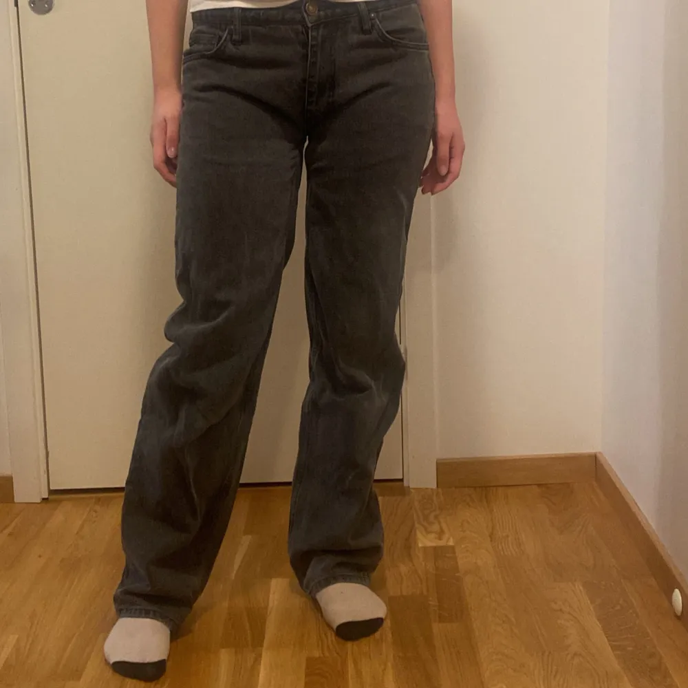 Säljer ett par grå jeans från FSBN i storlek 30/32. De har en straight passform och är i välanvänt skick med ett litet hål på ena benet. Perfekta för en avslappnad stil. Tillverkade i Turkiet.. Jeans & Byxor.