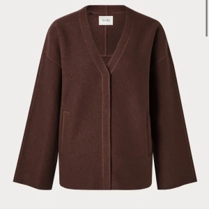 Avora studio Roma kofta burgendy/brun  - Säljer min så fina kofta från Biancas klädmärke! Prislappen är borta därav att jag inte returnerade den så testar o sälja den här! Storlek XS/S