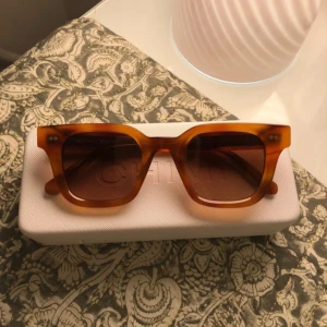 Chimi 04 solglasögon  - Säljer mina chimi 04 i färgen havana! Jättefint skick. Box och allt tillbehör medföljer