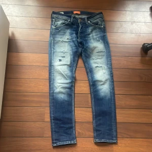 Jack and Jones jeans Slim Glenn med slitningar - Säljer dessa blåa jack and Jones Slim Glenn i storlek 29 30 sällsynta eftersom att jag nästan aldrig använt dom dom är i bra skick och pris kan diskuteras. Tar Äcen emot byten helst om du har ett par gråa Slim jeans 