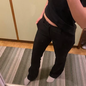 Bik bok VERA kostymbyxa Low waist - Svarta kostymbyxor från bik bok i modellen VERA som är low waist. Inköpta i våras så fint skick fortfarande