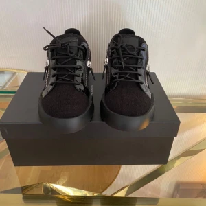  Giuseppe zanotti low-top sneakers - Säljer mina guseppis eftersom de inte passade aldrig använda. Allt og kommer med + kvitto Skick 10/10  Väldigt moderna Pris går diskuteras!