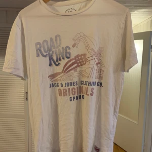 Jack & jones t-shirt - Snygg och billig t-shirt med tryck. För liten för mig, välanvänd utan skador