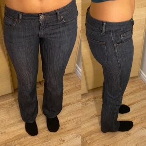 Vintage mörkblåa lågmidjade jeans bootcut - Säljer dessa jättesnygga lågmidjade bootcut jeans från Greenpoint. Dem är mörkblåa och i väldigt bra skick! Står stl 38, men passar bäst om man har S/36. Dem är perfekta i längen om du är under 168cm. Skriv privat för mer info💗Innerbenslängd: 80 cm