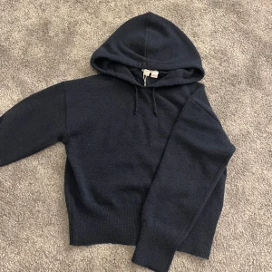 Stickad hoodie  - Super fin stickad hoodie från Gina, helt oanvänd tillome lapparna är kvar💗