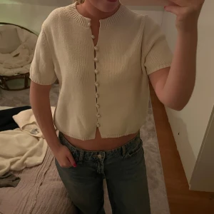 Stickad tröja  - Säljer denna fina tröja från Massimo dutti. Endast använd en gång. Helt nyskick 