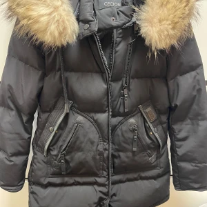 Vinterjacka CECION Sweden - En mycket fin och varm vinterjacka från CECION Sweden. I mycket bra skick och äkta päls. Avtagbar luva samt päls. Storlek S.  Nypris - 6490kr 