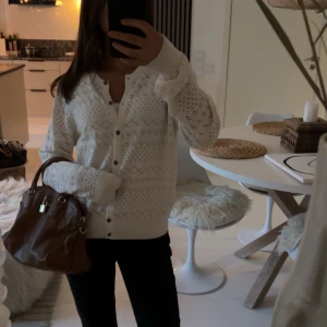 Stickad kofta vit - En jättefin stickad tröja från kappahl med fina detaljer🍂🍁🧡