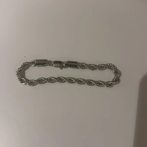 Silverfärgat cordell armband  - Snyggt silverfärgat armband. Perfekt för att ge lite extra stil till din outfit. Armbandet har en säker låsning och passar de flesta handleder. Perfekt för både vardag och fest!