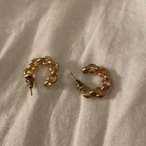 Ett pr örhängen  - Ett par örhängen oandvända 