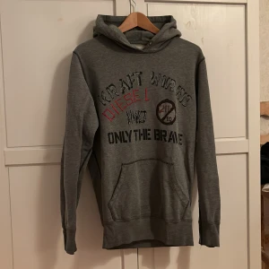 Hoodie Diesel - Grå hoodie från Diesel i mycket bra skick. Bomull. Inga märken eller hål. Storlek S