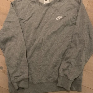 Nike Sportswear Club collegetröja - Collegetröja från Nike i fint skick Mått axelbredd 48 cm 67 vm från acel till nederkant