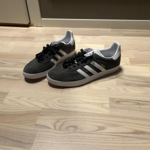 Gråa adidas gazelle - Helt nya Adidas Gazelle - Grå, storlek 44 2/3 - 750 kr  Säljer ett par helt nya och oanvända Adidas Gazelle i snygg grå färg, storlek 44 2/3. Klassisk och tidlös modell som passar alla stilar, perfekt för både vardag och fritid. Skorna är i nyskick.