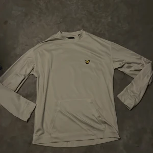 Beige lyle and scott sweatshirt  - Färg: Beige Storlek: smal Magficka 