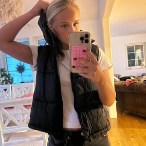 Zara väst - Svart zara väst med luva  