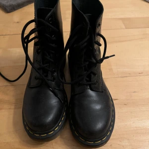 Skor - Säker mina dr martens, äkta Storlek 37 Jätte bra skick, inte använd dom mycket!  Kan skicka fler bilder om du vill🥰