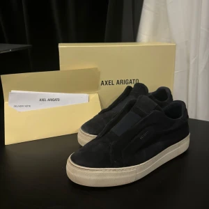 Axel Arigato Laceless - Nypris 2500kr vårt pris 749kr Steal!!!! 100% äkta, Skick 7/10 box tillkommer. Storlek 44