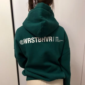 Wrstbhvr hoodie - Från Wrstbhvr, köpt för 1300. Använd 2 gånger och väldigt bra skick, jättefint material som ej nopprar, tre tryck, en på ärmen, framsidan och baksidan av tröjan, grön, oversized