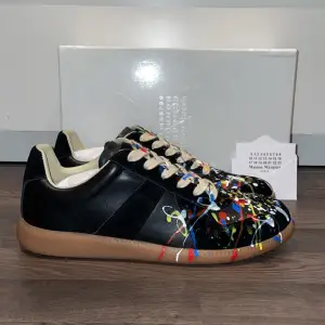 Maison Margiela gat sneaker | Skick: 10/10, nya med alla tillebehör | Storlek: 43 | Nypris: 7000+ | Pris: 3590 | Fraktar via postnord på köparens bekostnad | Hör av dig vid minsta fråga eller fundering📩