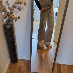 Byxor med vida ben från h&m s - Byxorna h&m bra skick s